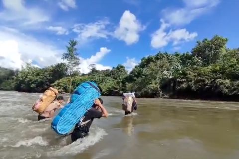 BPS Malinau terjang sungai deras demi Sensus Ekonomi di perbatasan