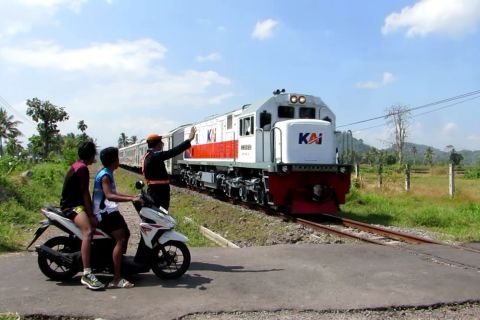 KAI Daop 9 Jember terjunkan 17 Polsuska jaga perlintasan rawan