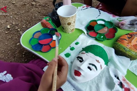 Mengisi liburan dengan berkreasi lewat seni mewarnai topeng