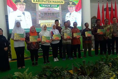 Pemkab Madiun bagikan BLT DBHCHT ke 1909 orang