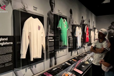 Pameran FIFA di Miami pajang jersei Indonesia dan trofi Jules Rimet