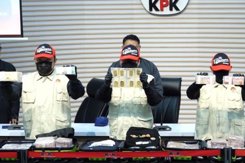 KPK amankan Rp21,1 miliar dan menetapkan Bupati Etik jadi tersangka
