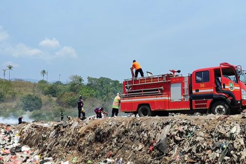 Cegah kebakaran, DLH Cilegon semprot TPSA Bagendung tiga kali sepekan