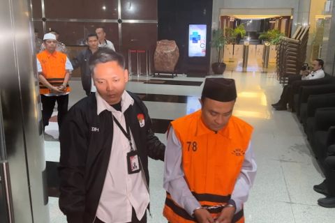 KPK tahan tiga tersangka yang diduga suap anggota DPR RI Anwar Sadad
