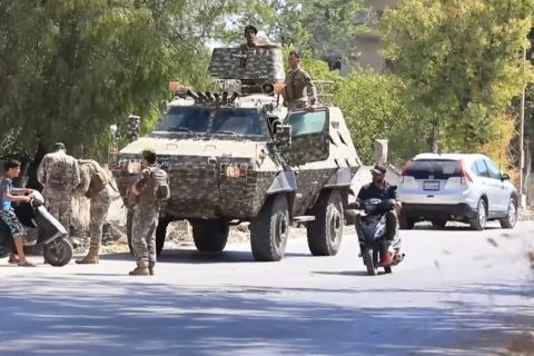 Tentara Lebanon melakukan pengerahan di kota setelah penarikan Israel
