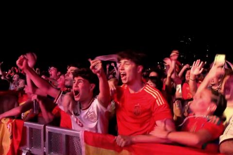 Warga Barcelona rayakan kemenangan Spanyol atas Argentina