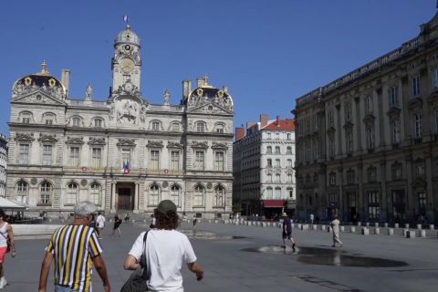 Wisatawan tetap padati Kota Lyon Prancis meski suhu panas menyengat