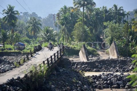 Akses penyeberangan sementara warga Padang Pariaman