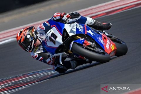 Pembalap melakukan sesi latihan ARRC 2026 di Sirkuit Mandalika