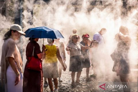 Potret warga Budapest melawan suhu menyengat, peringatan panas tertinggi masih berlaku di Hungaria