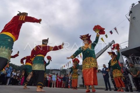 Kedatangan KRI Teluk Kendari di Padang