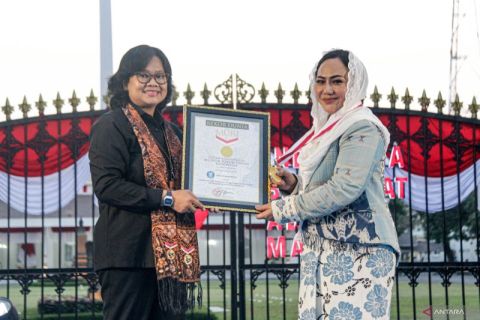 Rekor Muri pembacaan teks proklamasi dengan bahasa isyarat