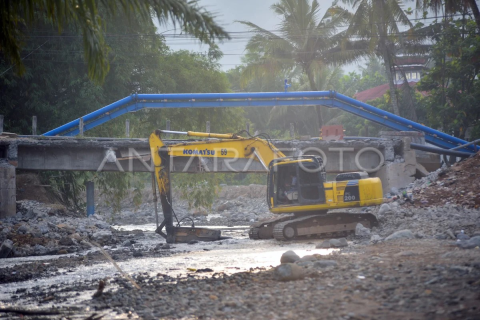 Perbaikan jembatan pascabencana di Padang