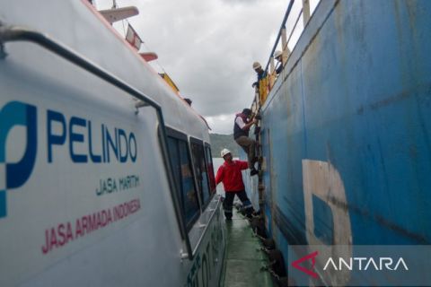 Perpindahan petugas pandu kapal di Teluk Bayur