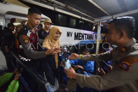 Evakuasi kapal Mentawai Fast di Padang
