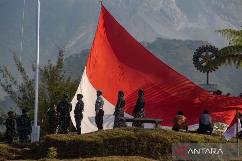 Bendera Merah Putih berukuran raksasa berkibar di lereng Gunung Merapi