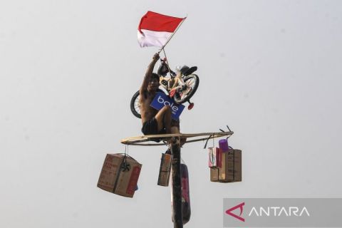 300 peserta meriahkan lomba panjat pinang di Ancol