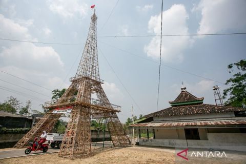 Bukan di Paris! Menara Eiffel dari bambu setinggi 23 meter berdiri di Sukoharjo