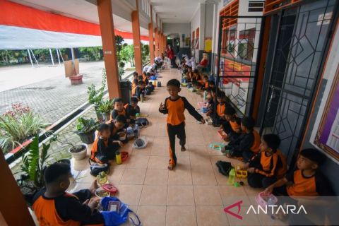 Makan bersama di sekolah