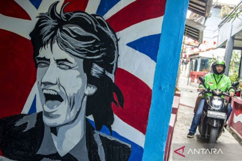 Ada gang Stones di Bandung, lorong sepanjang 130 meter ini dipenuhi mural ikonik The Rolling Stones