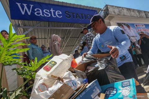 Gerakan ASN memilah sampah anorganik di Kendari