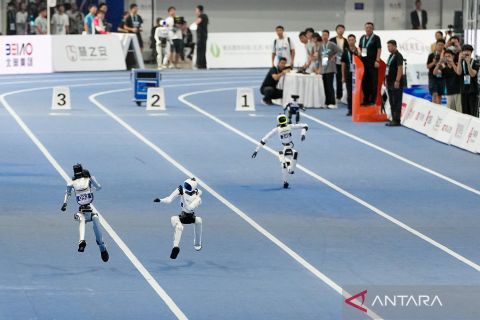Bukan film fiksi, inilah aksi robot humanoid bertanding di kejuaraan dunia di Beijing