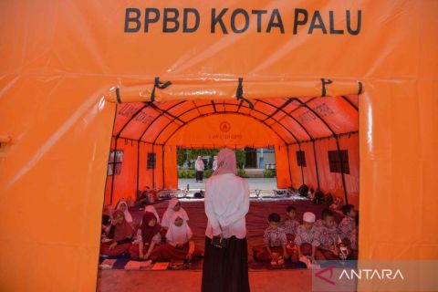 Siswa SD  di Palu terpaksa belajar di tenda darurat pascakebakaran