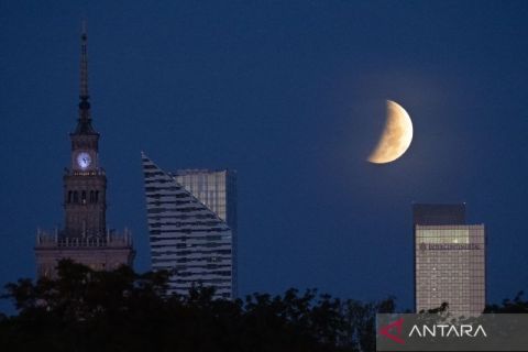 Penampakan langka fenomena Gerhana Bulan Sebagian: Dari gedung pencakar langit Warsawa hingga gurun mistik California
