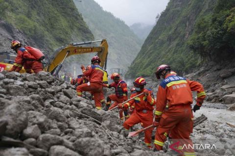 Tim penyelamat masih berjuang cari korban hilang longsor dan banjir di perbatasan China-Nepal