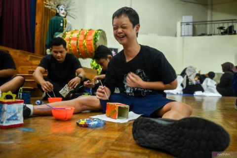 Pelatihan keterampilan seni kriya bagi siswa sekolah luar biasa