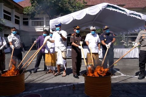 Kejari Denpasar musnahkan ribuan slop rokok ilegal sitaan perkara