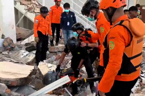 Basarnas evakuasi tiga korban tertimpa reruntuhan gempa NTT