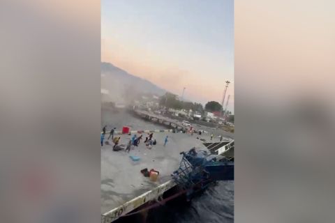 Gempa magnitudo 7,7 landa Nagekeo Flores