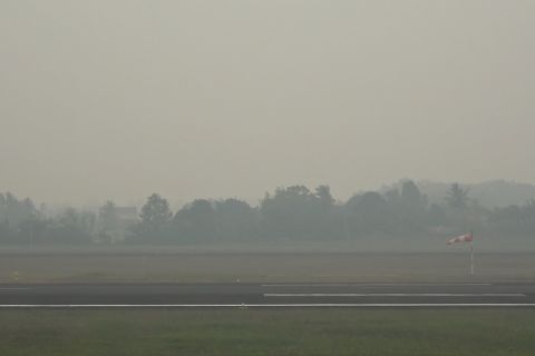 Kabut asap karhutla ganggu enam penerbangan di Palembang