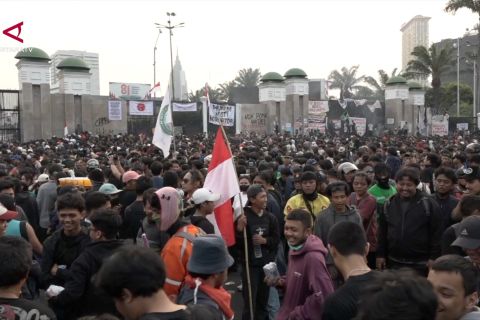 Pantauan sore Gedung DPR, massa aksi damai berangsur bubar