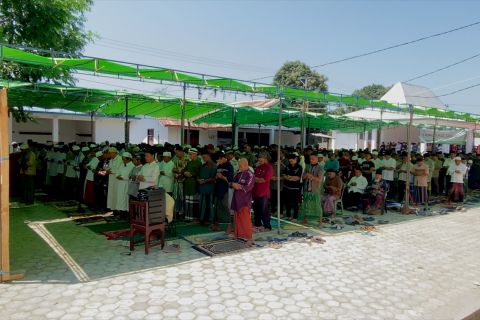 Penyintas gempa NTT tetap khidmat shalat Jumat walau di masjid darurat