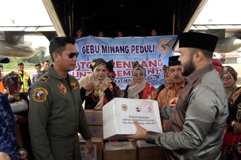 Pesawat Hercules AU bawa 2,9 ton rendang Minang untuk korban gempa NTT