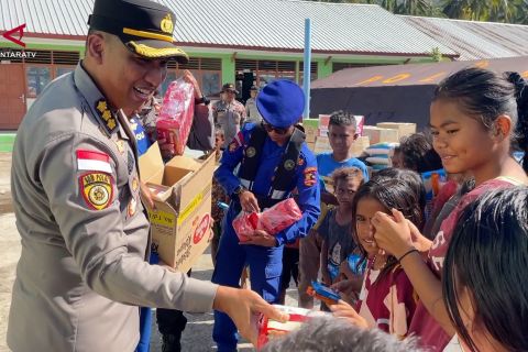 Polda NTT salurkan 10 ton bantuan kebutuhan pokok di Pulau Palue