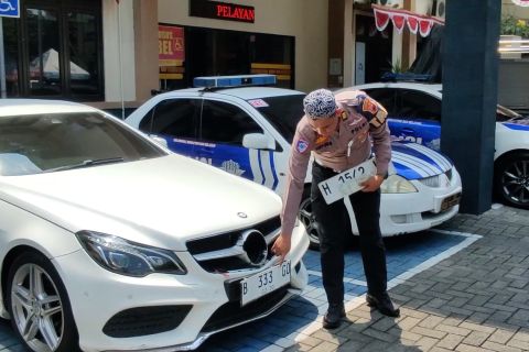 Polisi tindak pengemudi mobil ber-TNKB tidak resmi di Semarang