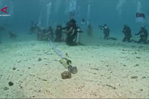 Puluhan penyelam gelar upacara bendera di bawah laut Jayapura