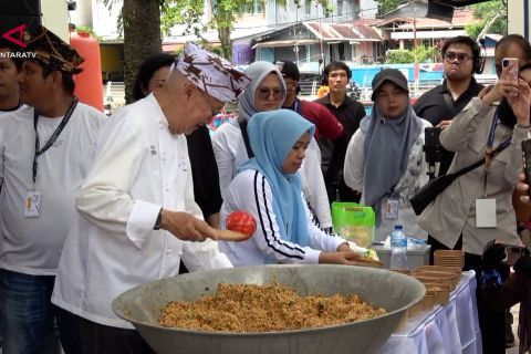 Seribu porsi nasi goreng rendang Kota Padang bantu korban banjir