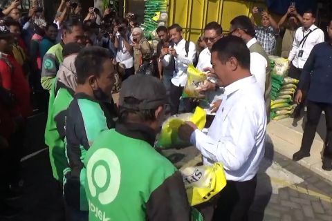 Mentan Amran mulai salurkan bantuan pangan 1 juta ton beras di Jatim