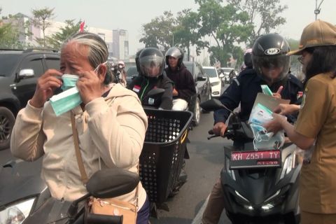 Pemkot Palangka Raya bagikan 2.500 masker antisipasi asap karhutla