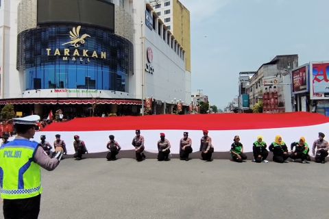Bendera raksasa 17x8 meter membentang di tengah jalan Kota Tarakan