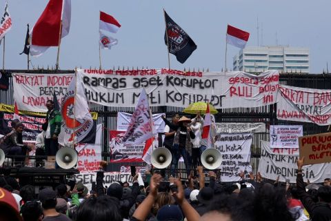 Aksi damai di depan gedung DPR sampaikan sejumlah tuntutan