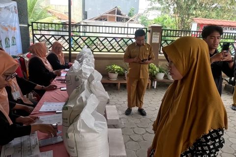 Bulog Bogor salurkan 10 ribu ton bantuan pangan beras