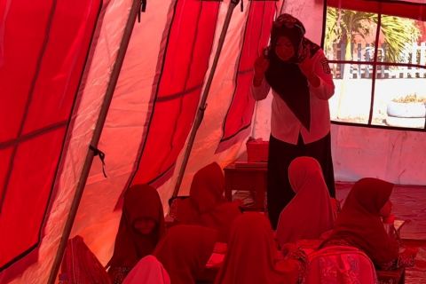 Tiga kelas terbakar, siswa SDN 11 Palu belajar di tenda