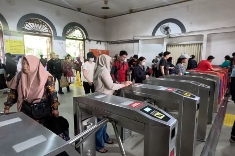 Warga luar kota padati Stasiun Bogor manfaatkan tarif KRL Rp8