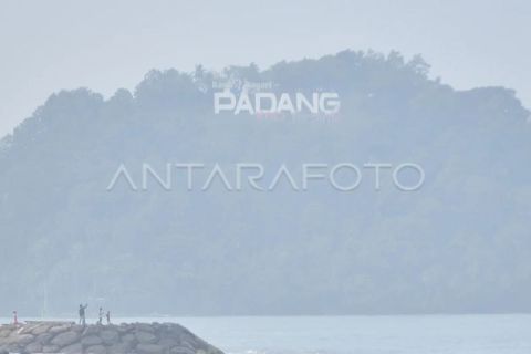 Kabut asap kiriman di Padang