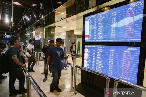 Gunung Anak Krakatau semburkan abu vulkanik, Bandara Soekarno Hatta ditutup sementara